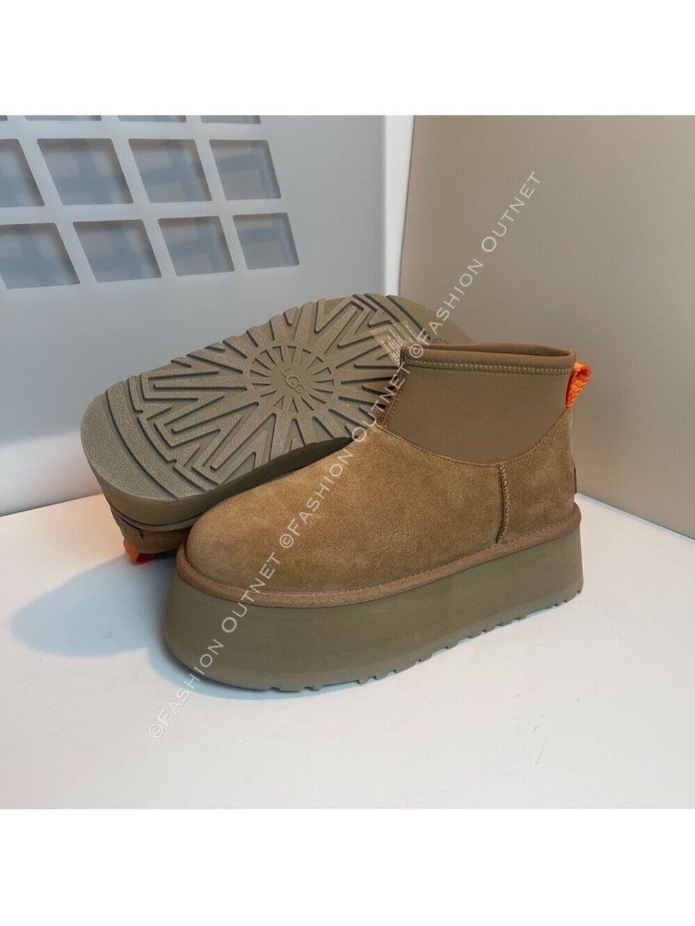 UGG Women’s Classic Mini Dipper Shearling Fur Platform boots Chestnut Sz 7